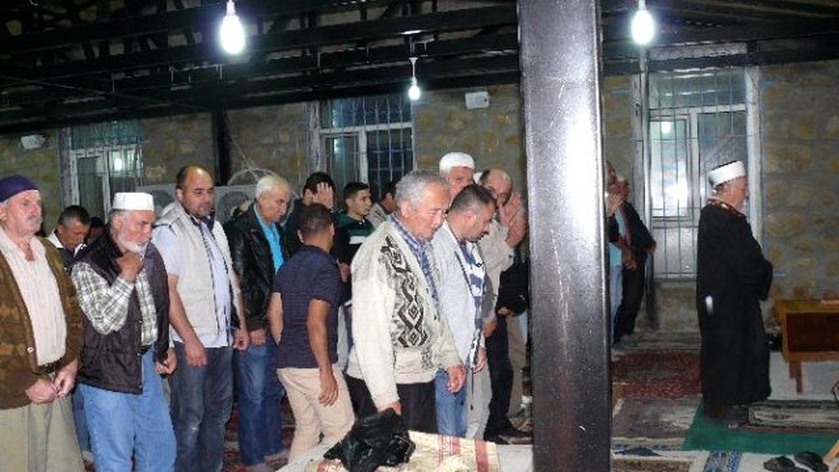 Bilecik\'te Cami Avlusunda Teravih Namazı