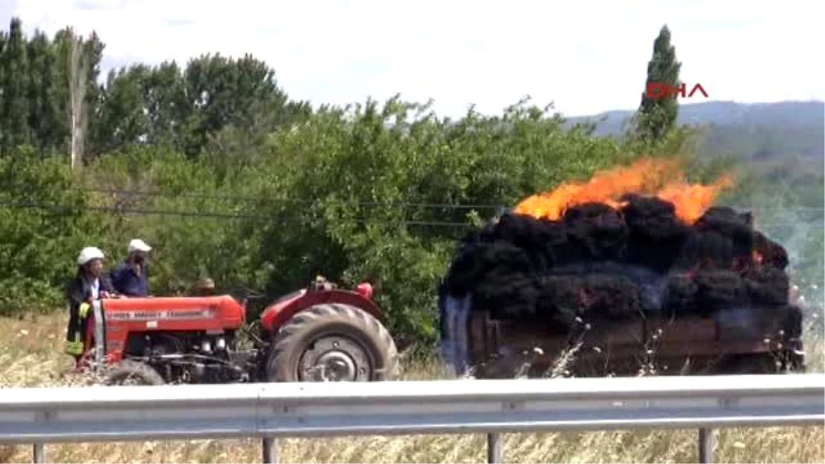 Çanakkale\'de Traktörün Römorkundaki Samanlar Alev Aldı