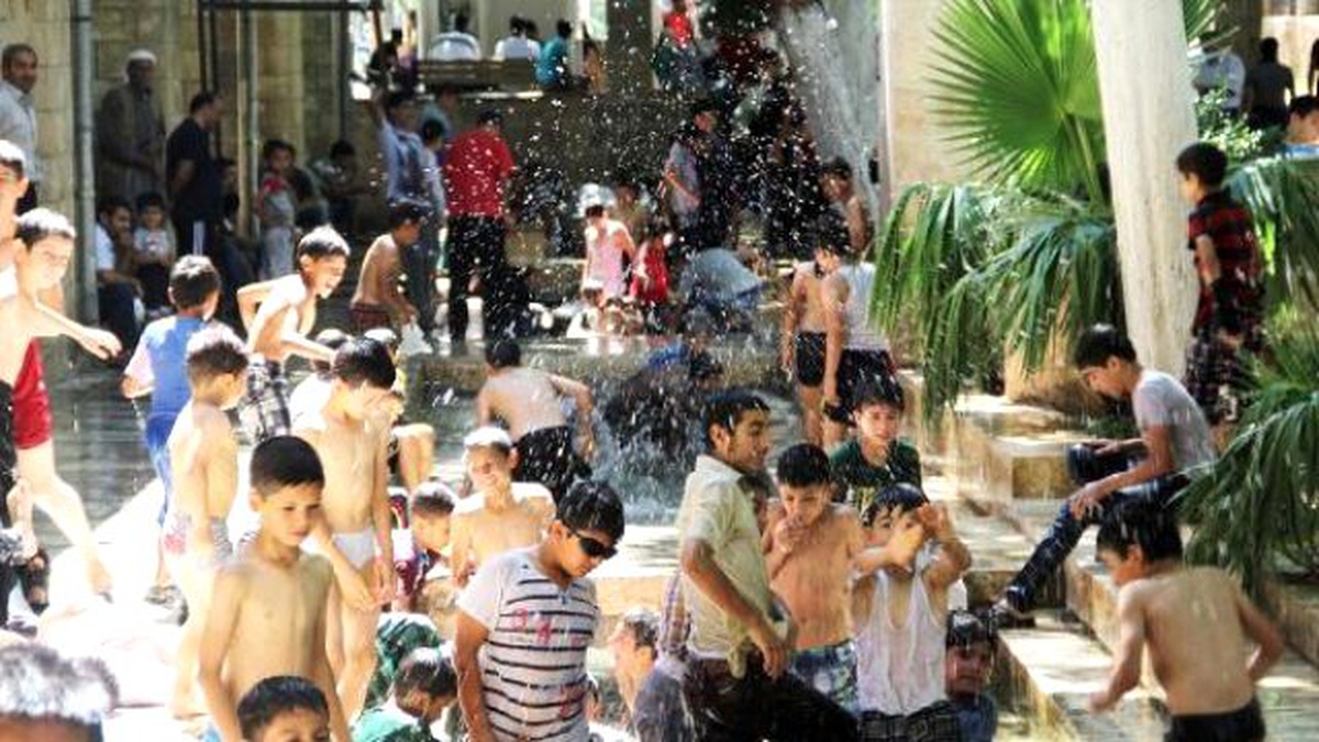 Çocuklar Cami Avlusundaki Kanalda Serinledi