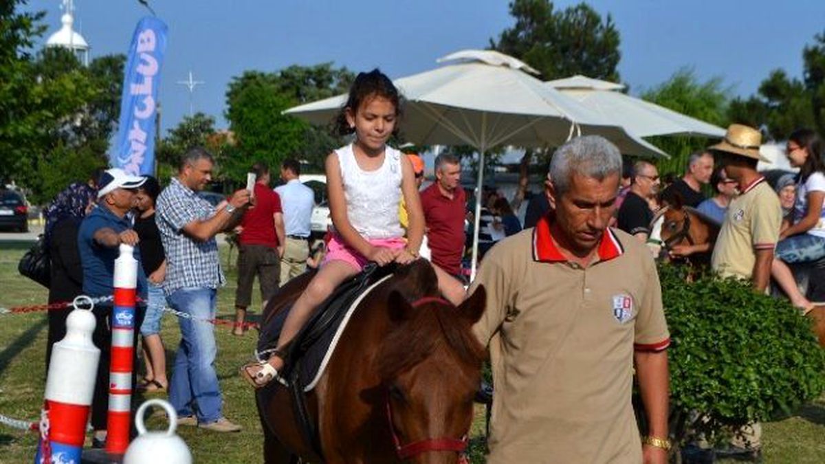 Çocukların Atlara Binme Sevinci