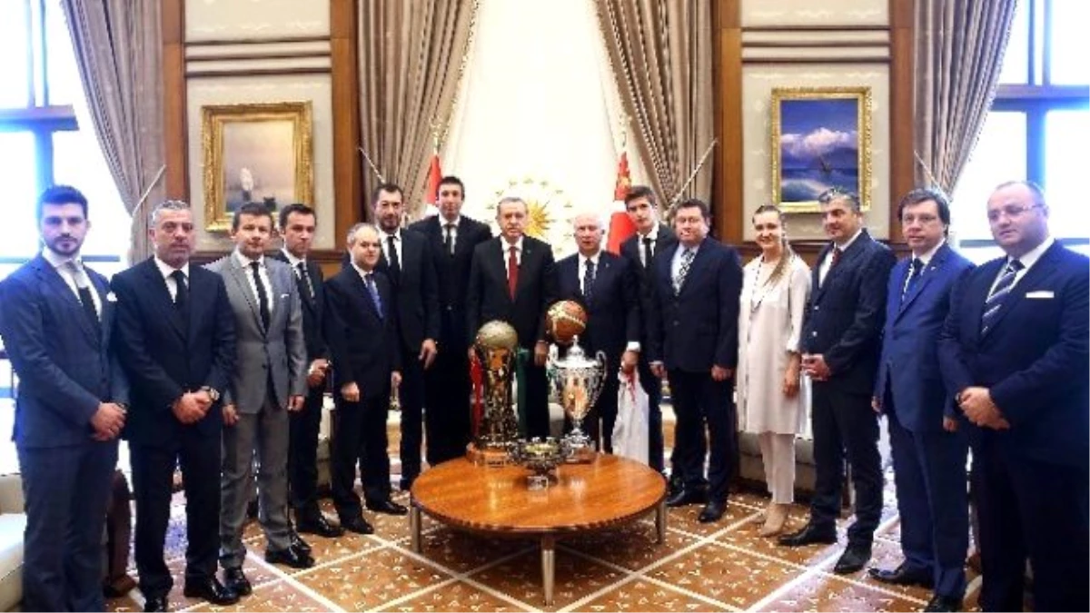 Cumhurbaşkanı Erdoğan, Karşıyaka Spor Kulübü Başkanı Erten ve Oyuncuları Kabul Etti