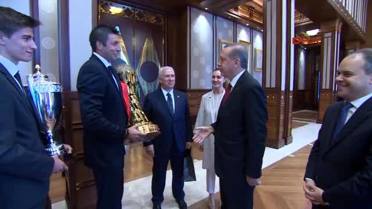 Cumhurbaşkanı Erdoğan, Karşıyaka Spor Kulübü\'nü Kabul Etti