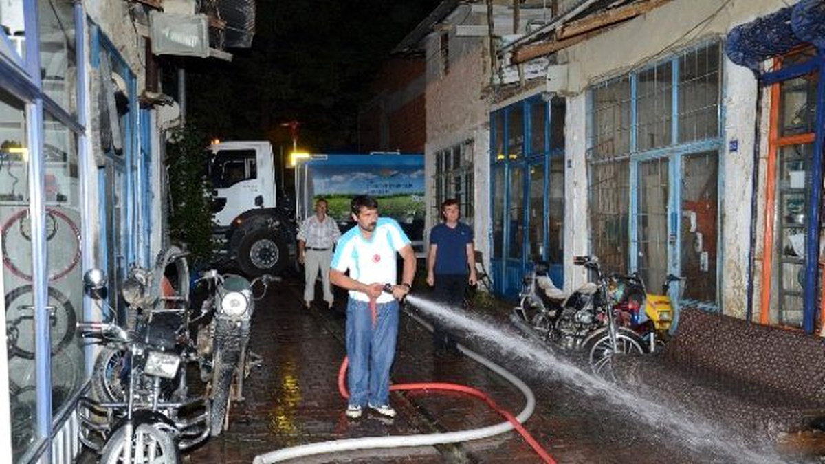Darende Çarşısının Temizliğinde Gece Mesaisi