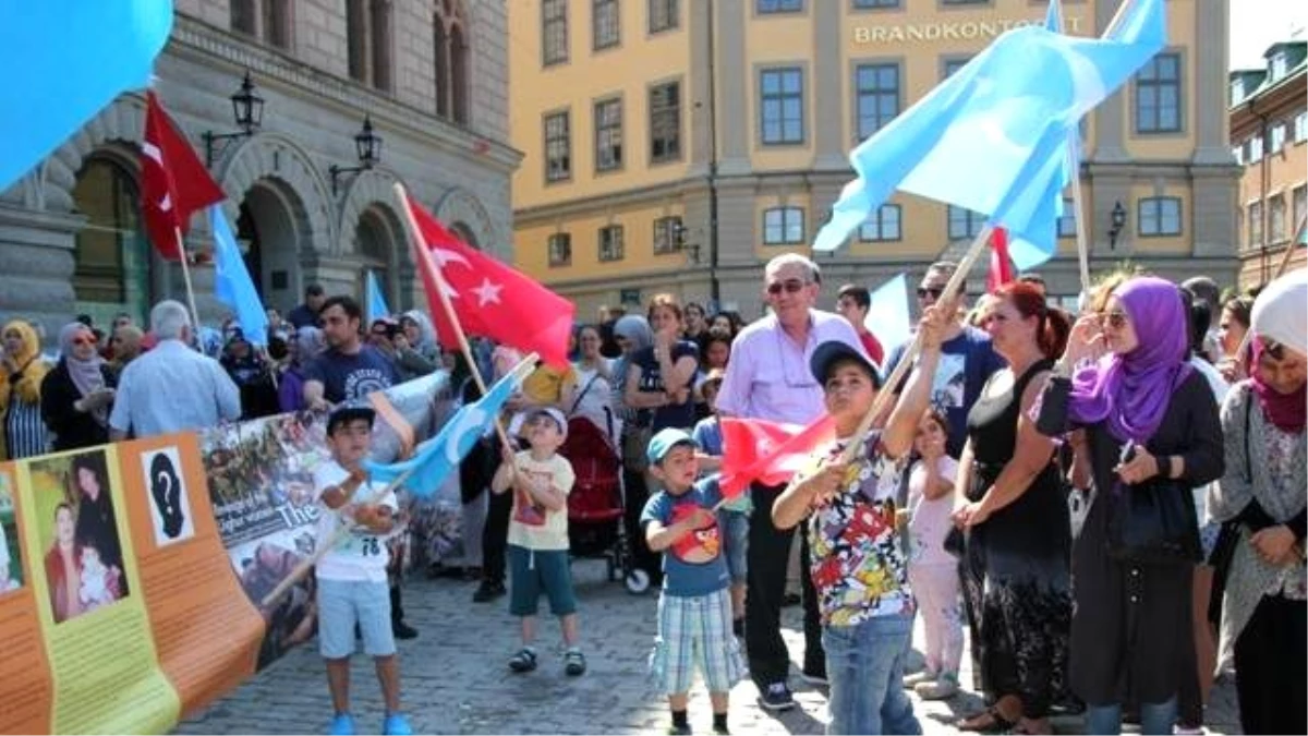 Doğu Türkistanlılar İsveç\'te Çin\'i Protesto Etti