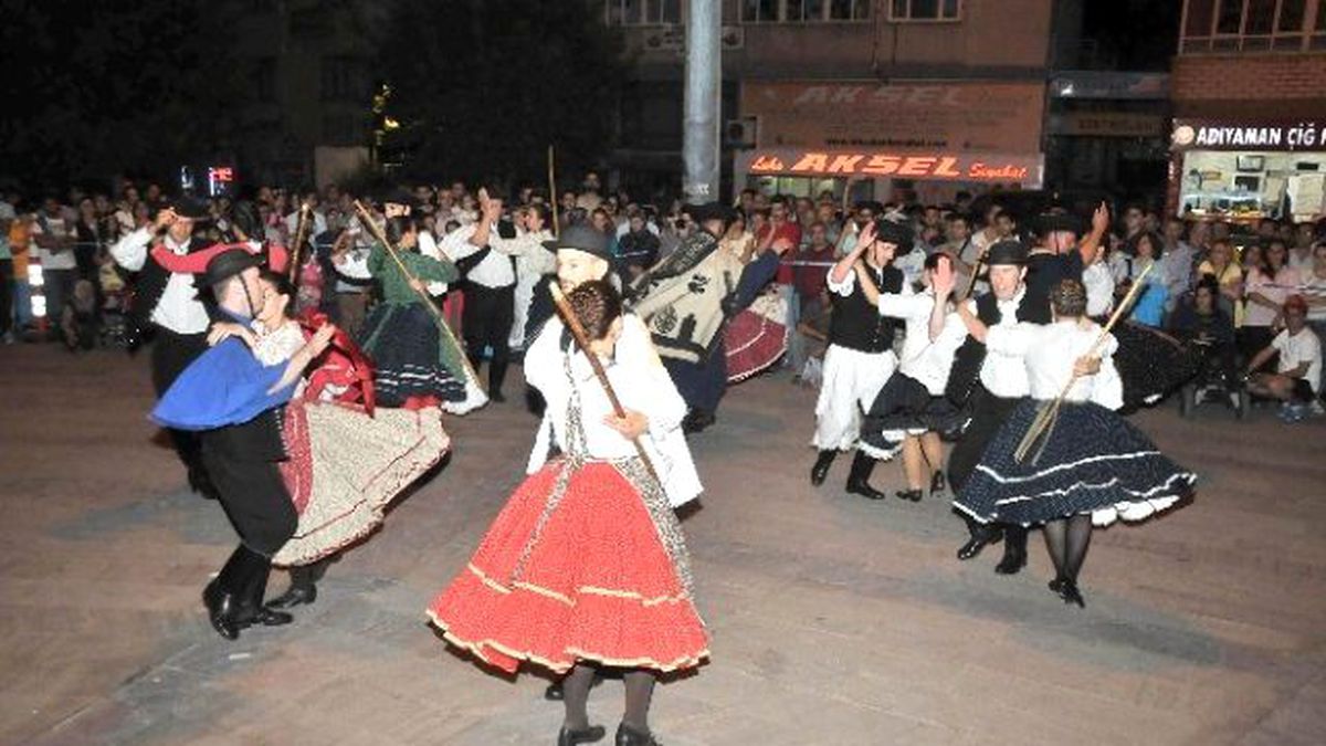 Ekvator ve Macaristan Dansları Akşehirlileri Büyüledi