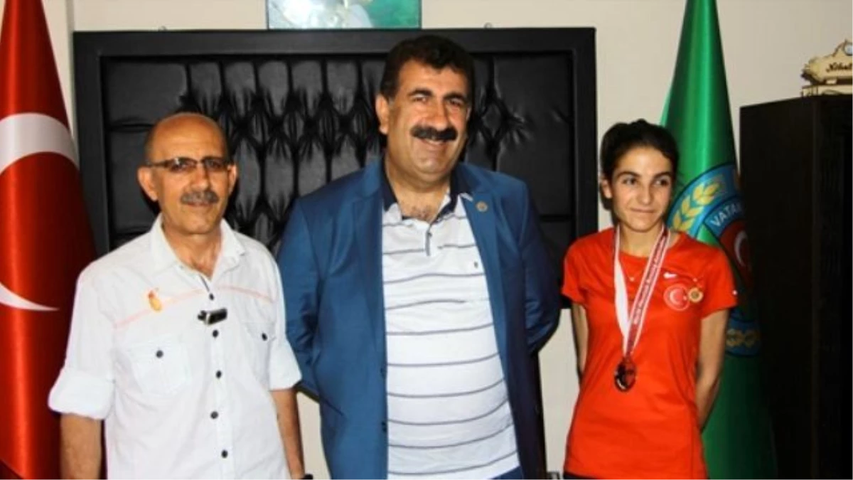 Erciş\'te Dünya Şampiyonu Sporcuya Ödül