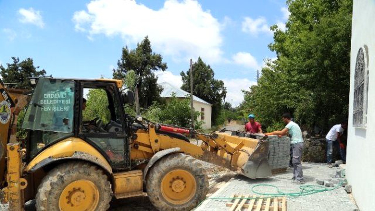 Erdemli\'de Camilerde Çevre Düzenlemesi Yapılıyor