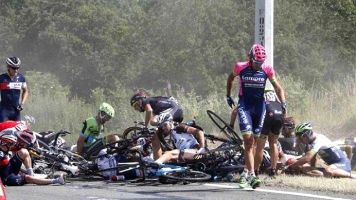 Fransa Bisiklet Turu\'nda Feci Kaza: 30 Bisikletçi Yaralı