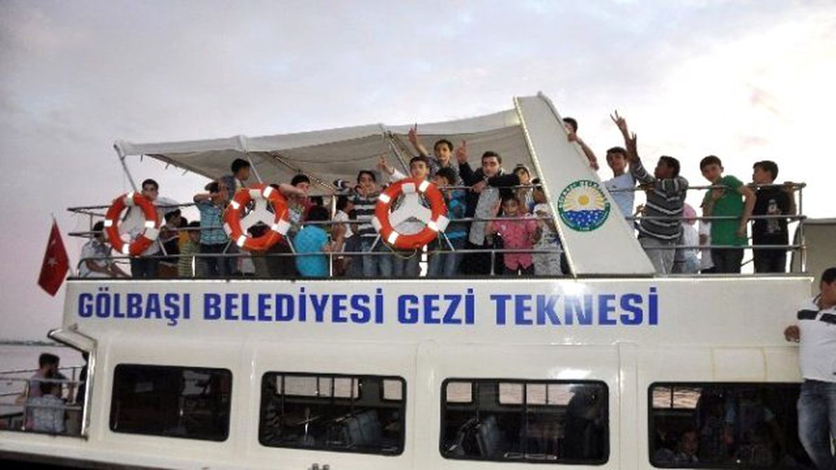Gölbaşı Belediyesi\'nden Mülteci Yetim Çocuklara Önce Tekne Gezisi Sonra İftar Yemeği