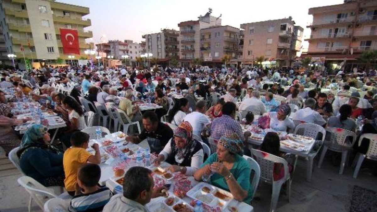 Gümüldür\'de İftar Sofrası Kuruldu
