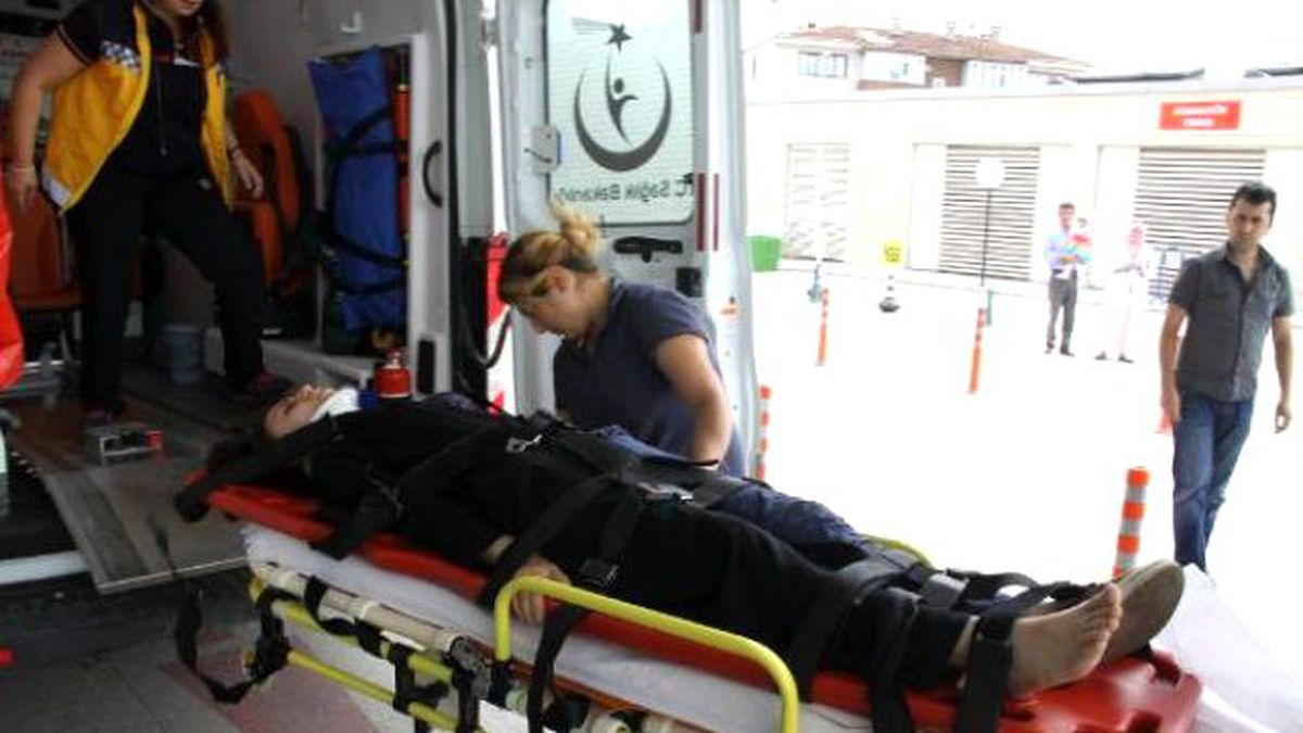 Hafif Ticari Araç Elektrik Direğine Çarptı: 4 Yaralı
