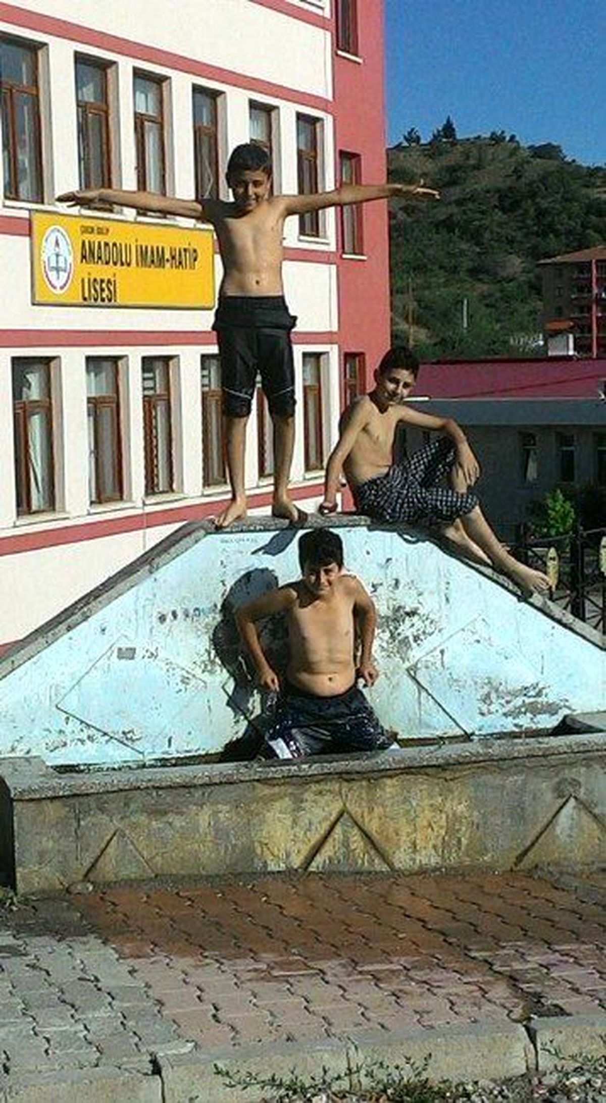 İskilip\'te Çocuklar Çeşme Oluklarında Serinliyor
