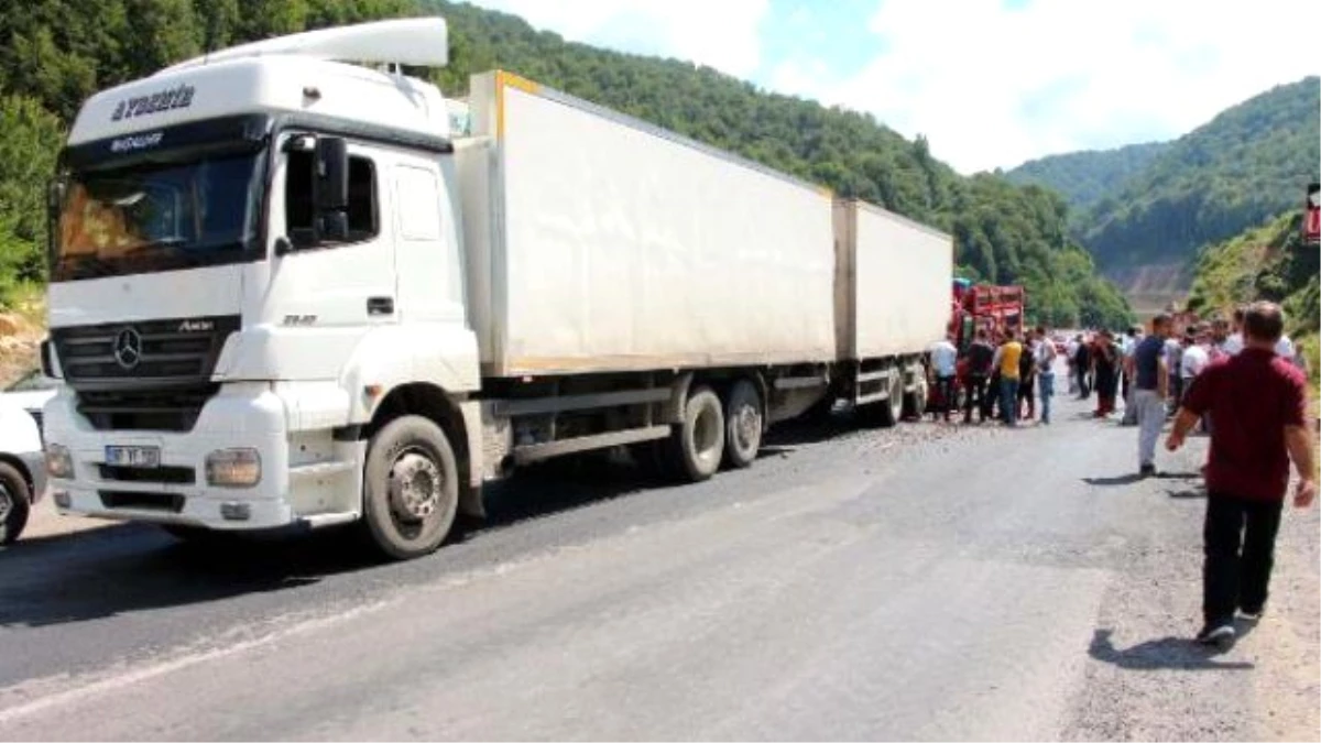 Kamyon, Yol Çalışmasında Durdurulan Tır\'a Çarptı: 1 Ölü