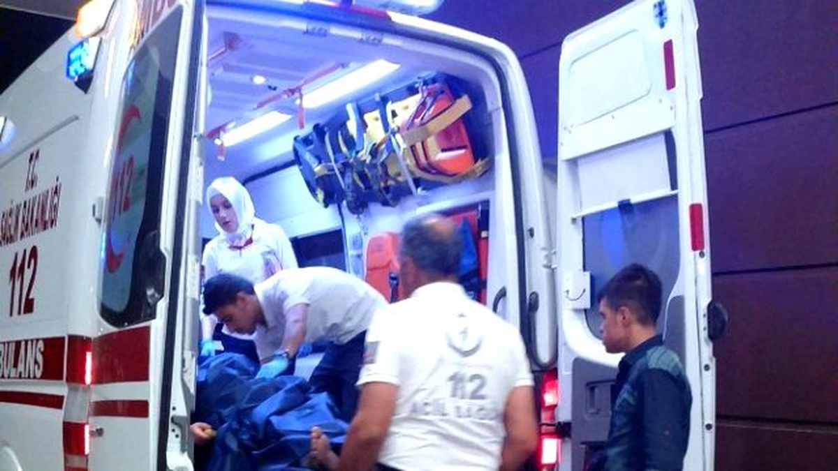 Karnına Sapladığı Bıçakla Kendi Yaraladı