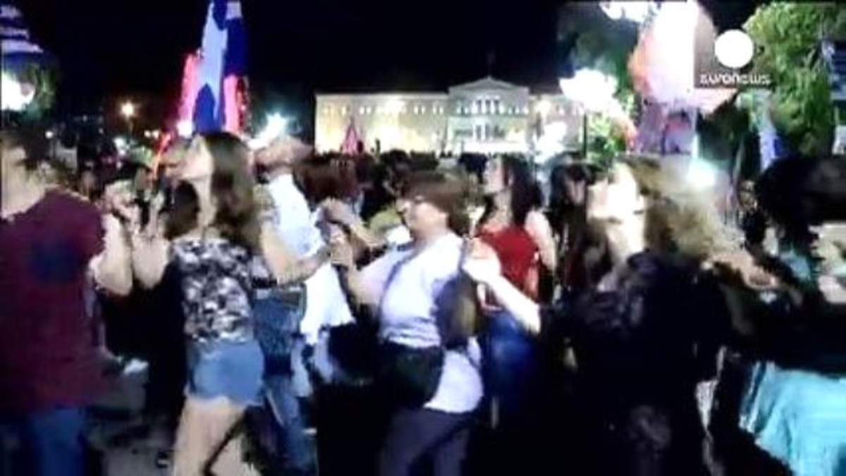 Komşu \'Hayır\'lı Referandumu Sirtaki ile Kutladı