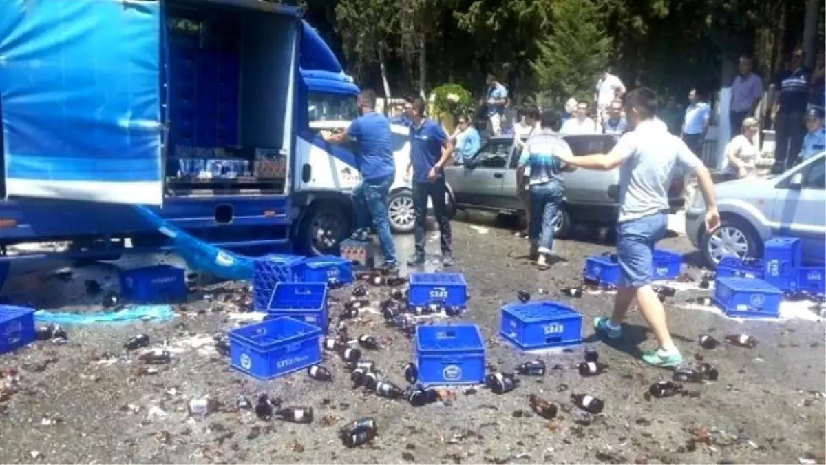 Kuşadası\'nda Bira Taşıyan Kamyon Yaya ve Araçlara Çarptı