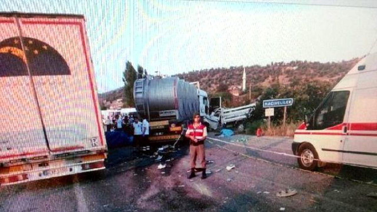 Manisa\'da Kaza: 15 Tarım İşçisi Öldü (3)