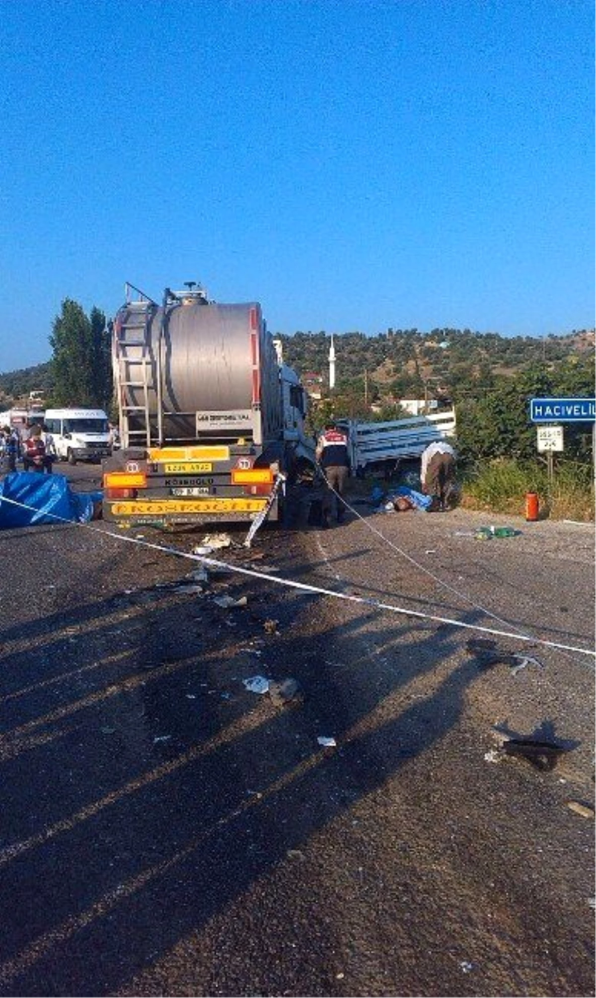 Manisa\'da Trafik Kazası: 15 Ölü