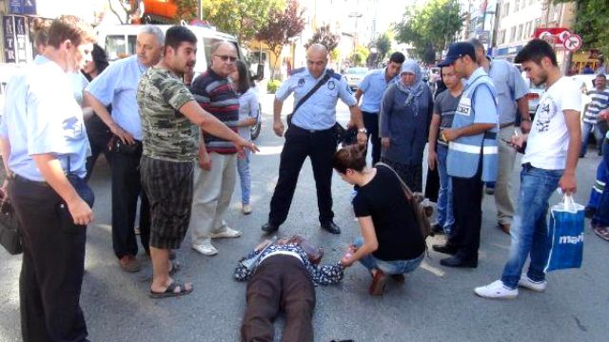 Motosikletli Adam Yaşlı Kadına Çarpıp Yaraladı