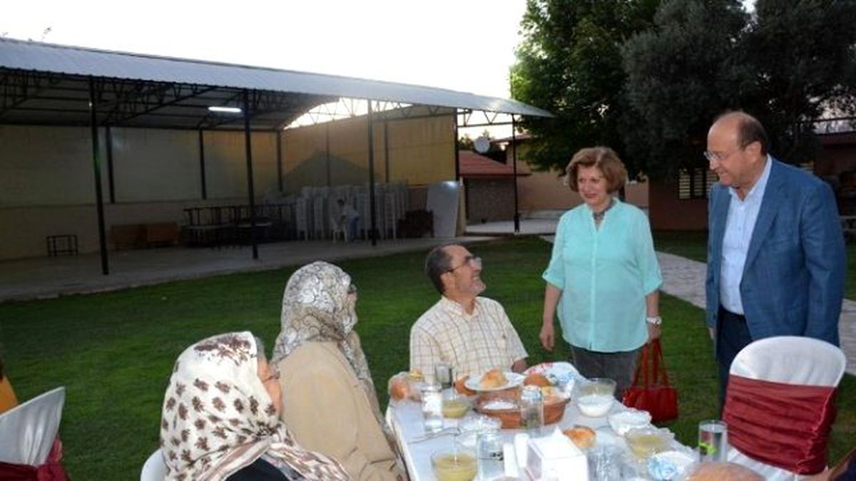 Özakcan, İftar Yemeğinde Şehit Aileleri ve Gaziler ile Buluştu