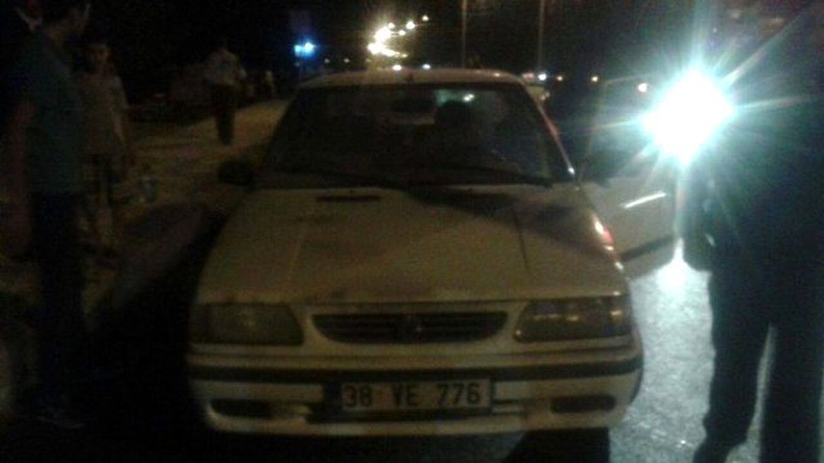Niğde\'de Park Halindeki Otomobil Alev Aldı