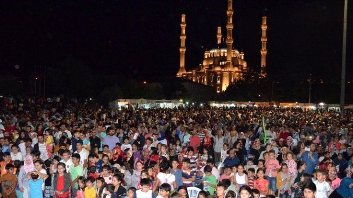 Ramazan Sokağına Gelen Çocuklar Doyasıya Eğleniyor