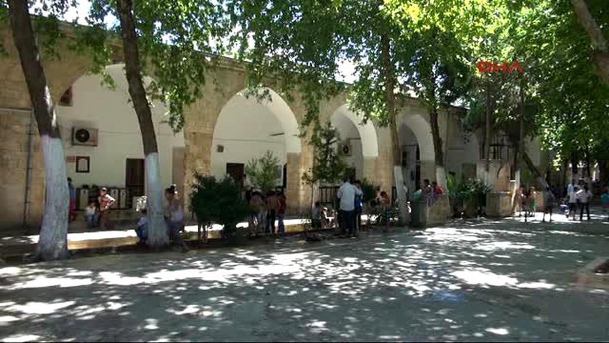 Şanlıurfa Çocuklar Cami Avlusundaki Kanalda Serinledi