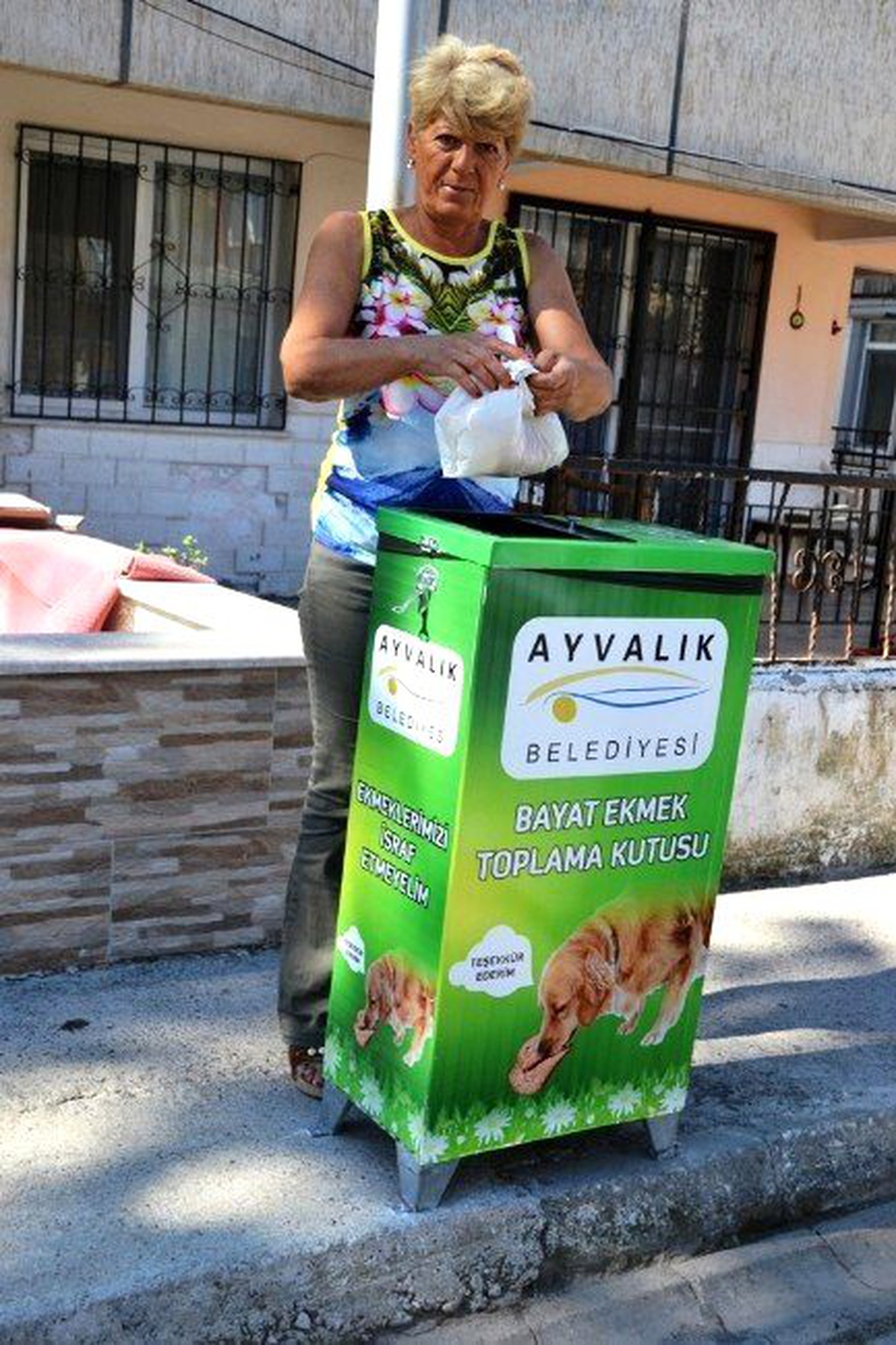 Sarımsaklı\'daki Bayat Ekmek Kutularına Vatandaş İlgisi