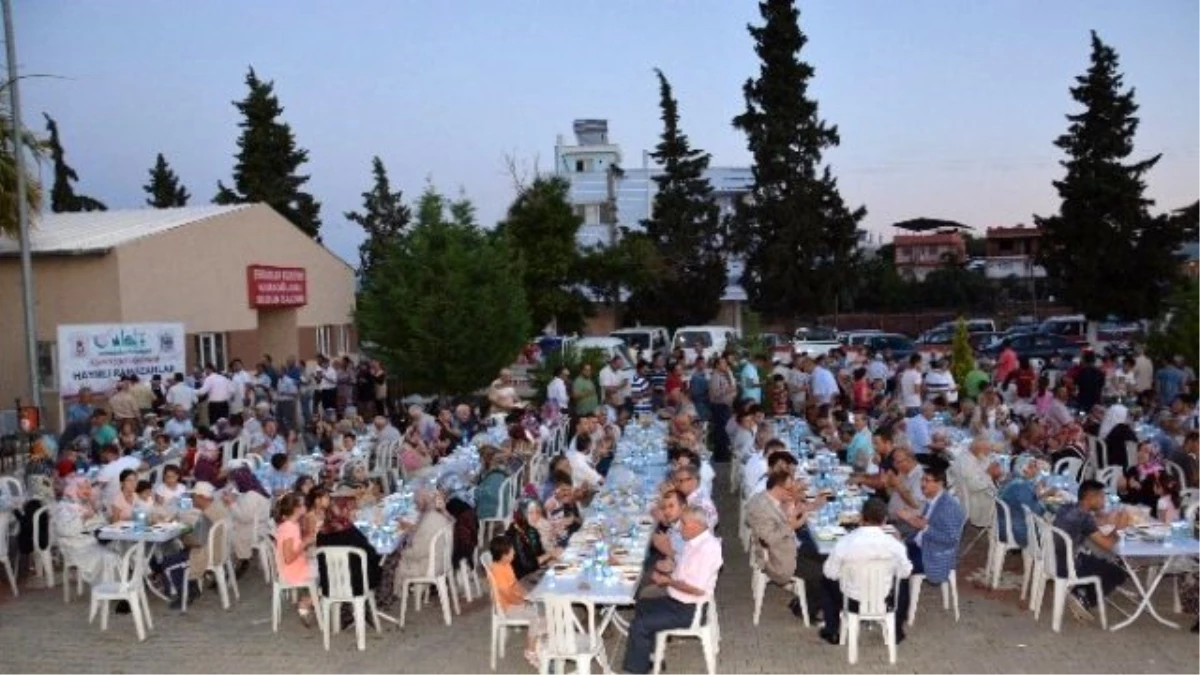 Şehzadeler Belediyesi İftar Sofrasını Karaoğlanlı Mahallesi\'nde Kurdu