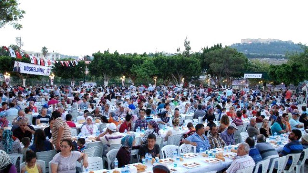 Silifke Belediyesi Halka İftar Verdi