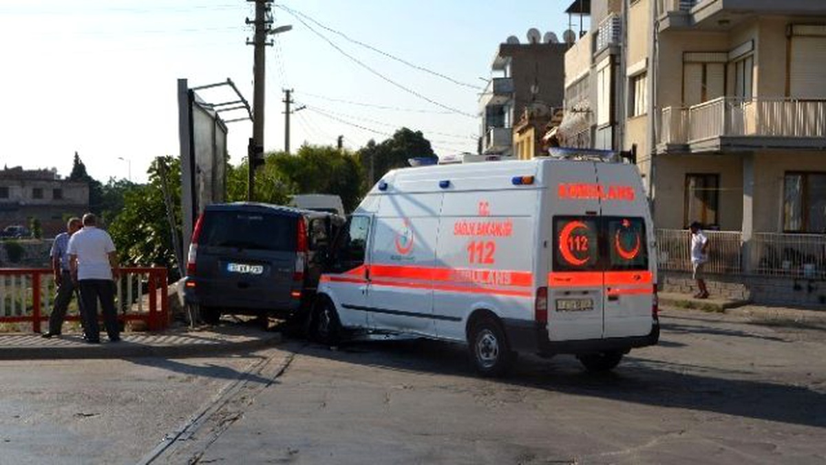 Söke\'de Bu Kez Ambulans Kaza Yaptı
