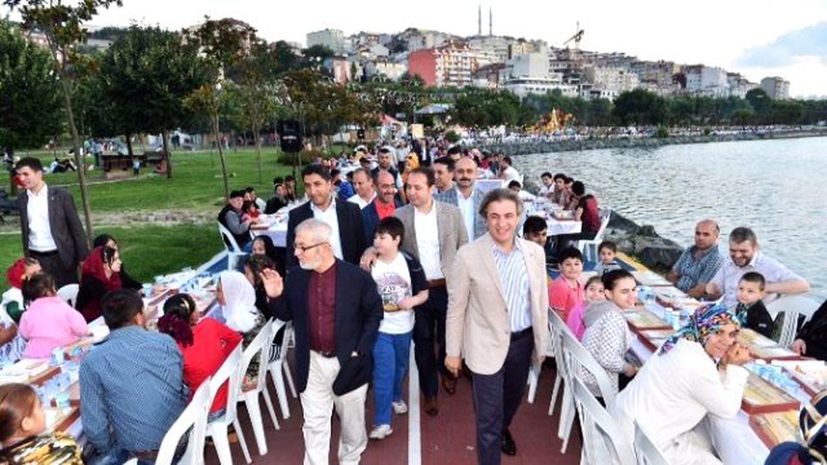 Sütlüce Sahilinde 1 Kilometrelik İftar Sofrası