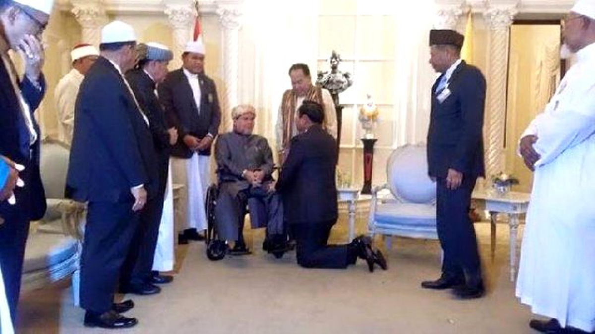 Tayland Başbakanı Şeyhülislam\'ın Önünde Diz Çöktü