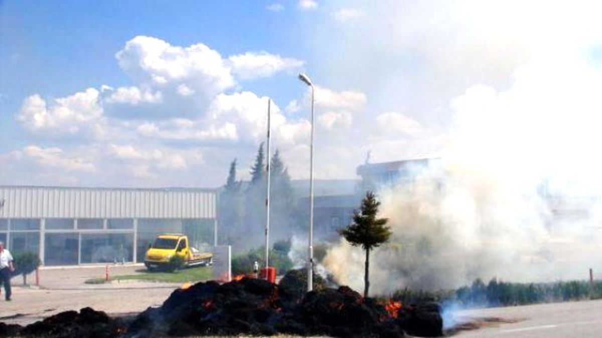 Traktör Römorkundaki Samanlar Alev Aldı