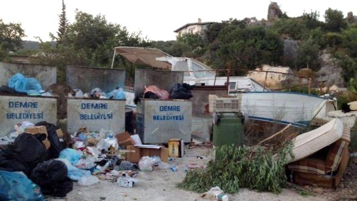 Turizm Cenneti Kekova\'da Etrafa Saçılan Çöpler Tepki Çekiyor