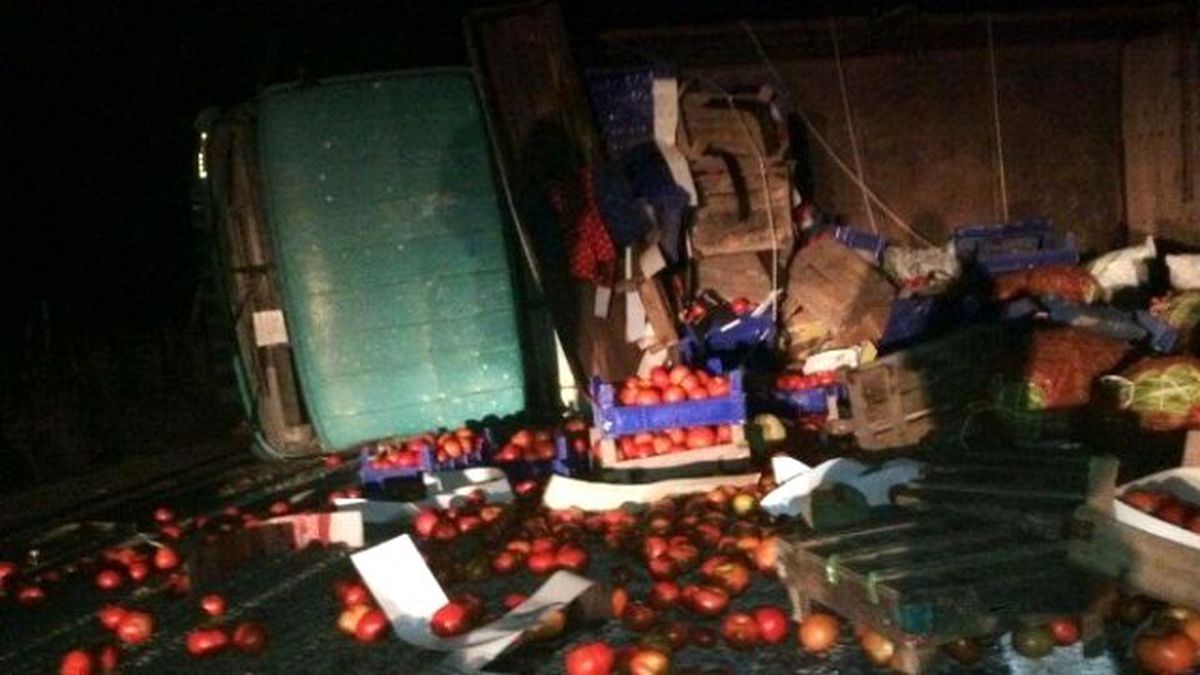 2 Ton Domates Yola Saçıldı