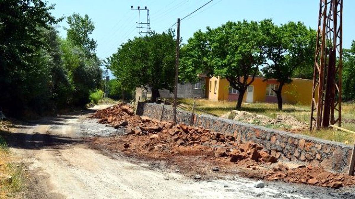 Adilcevaz\'da Yol Yapım, Genişletme ve İstinat Duvarı Çalışmaları