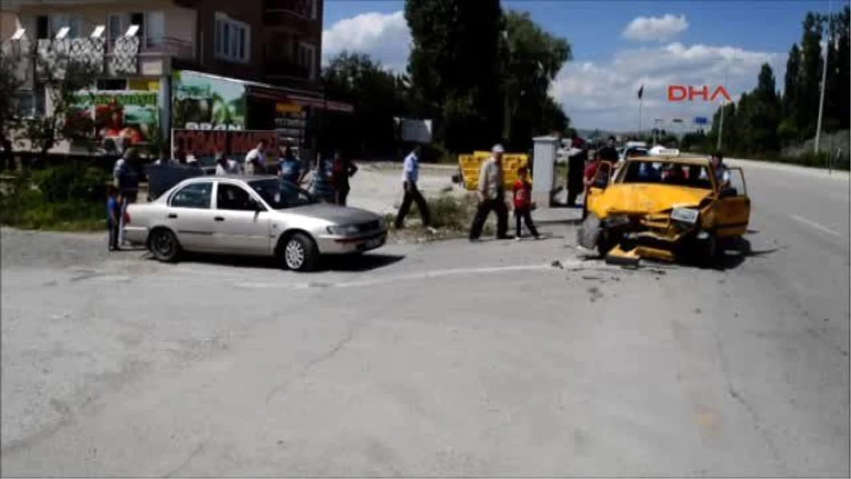 Ankara\'da Taksi, Otomobile Arkadan Çarptı: 4 Yaralı