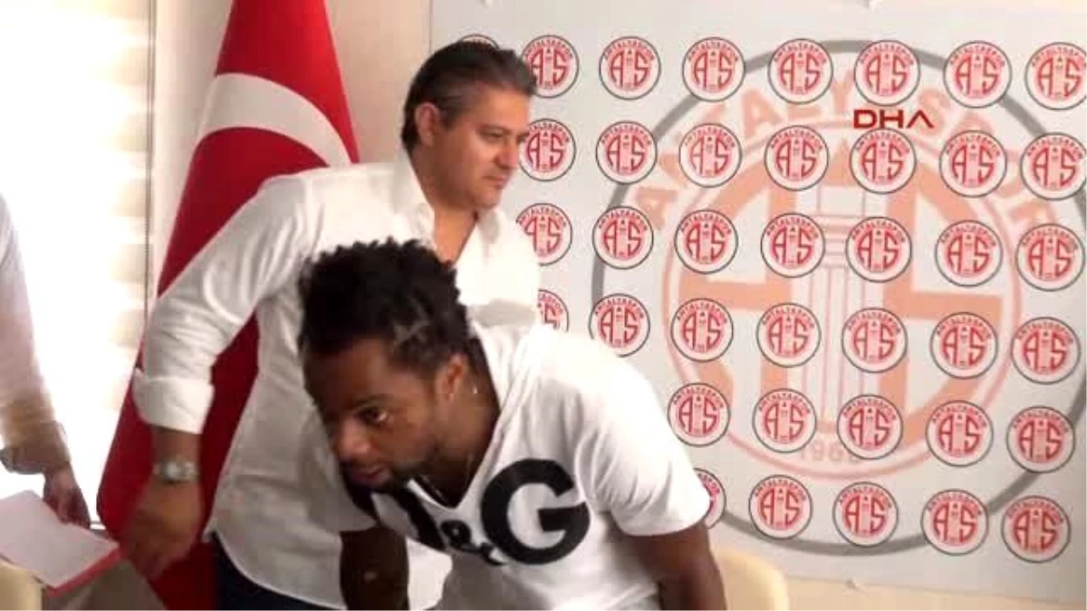 Antalyaspor, Mbilla Etame ile 2 Yıllık Sözleşme İmzaladı