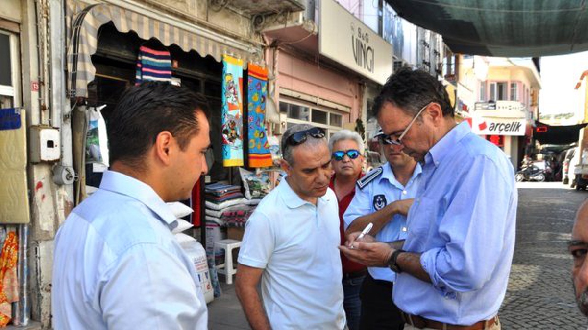 Ayvalık Belediye Başkanı Gençer, Esnafları Ziyaret Etti