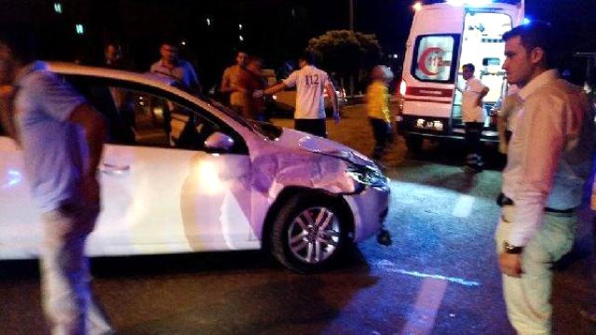 Besni\'de Kamyonetle Çarpışan Otomobilin Sürücüsü Yaralandı
