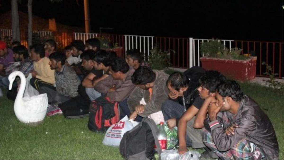 Çanakkale\'de Jandarma 1 Haftada 697 Göçmen Yakaladı
