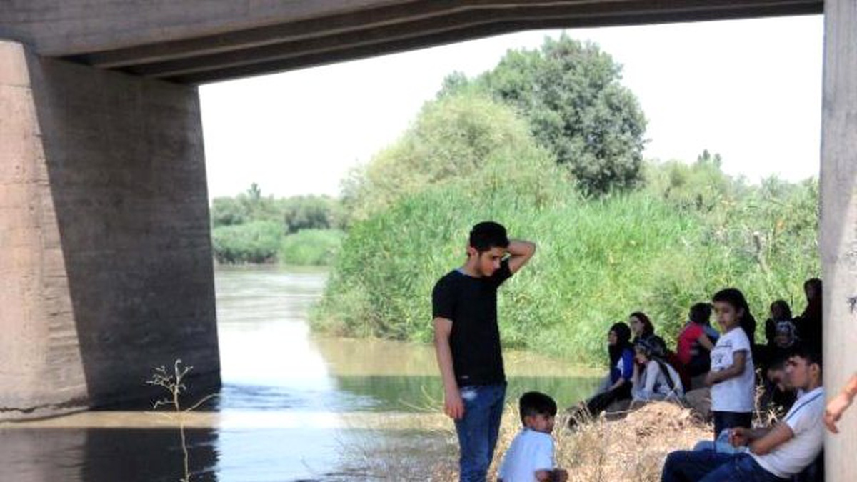 Dicle Nehri\'ne Düşen Terliğinin Peşinden Giden Genç Suda Kayboldu