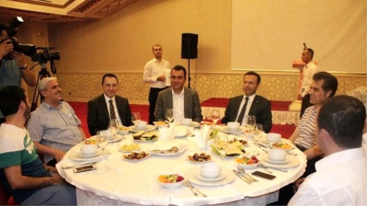 Diyarbakır Valisi Aksoy Gazetecilerle İftar Yemeğinde Bir Araya Geldi