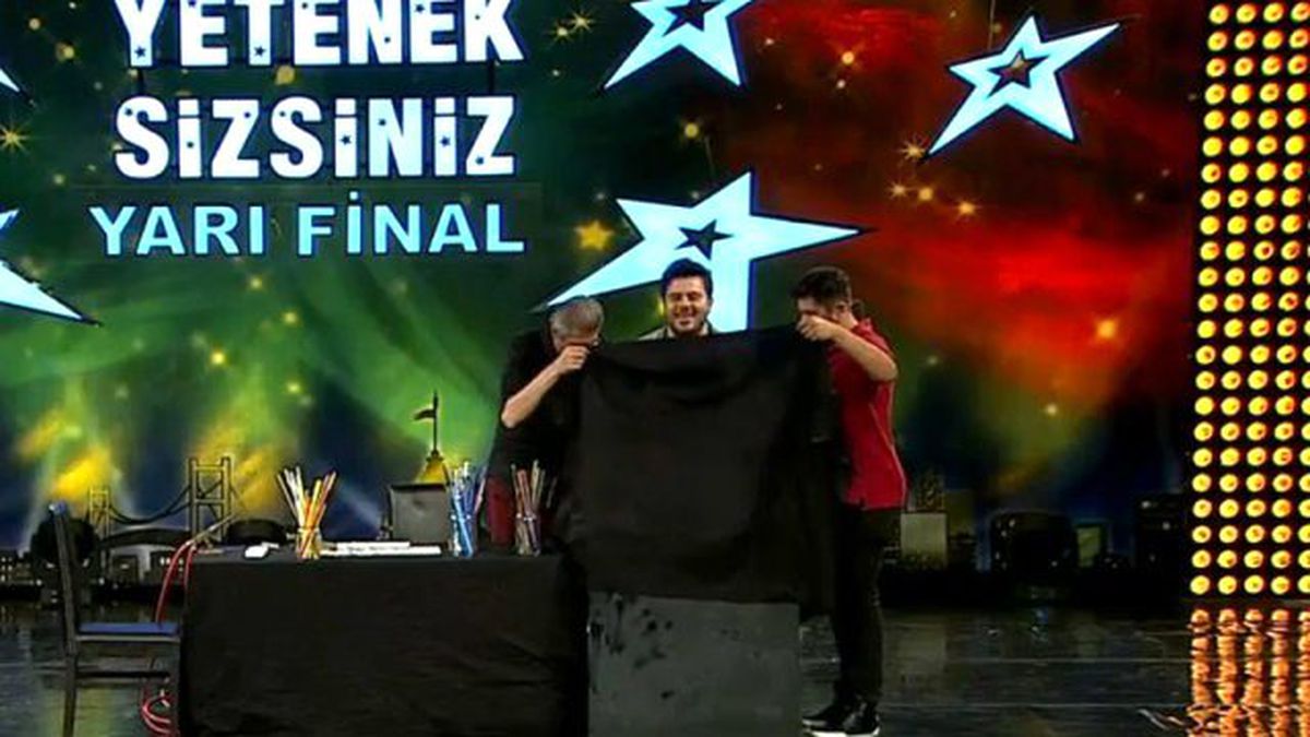 Eser Örtünün Arkasındaki Cismi Görünce Şoke Oldu
