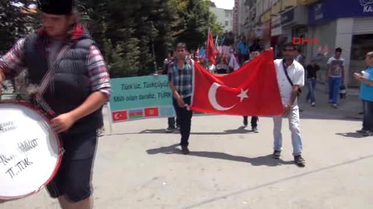 Eskişehir Otomobille Semt Pazarından Geçerken Bir Kızı Yaraladı, Dayak Yedi