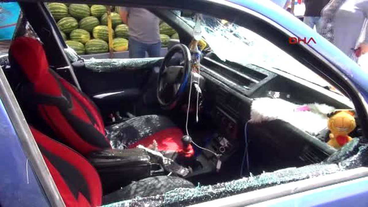 Eskişehir Otomobille Semt Pazarından Geçerken Bir Kızı Yaraladı, Dayak Yedi