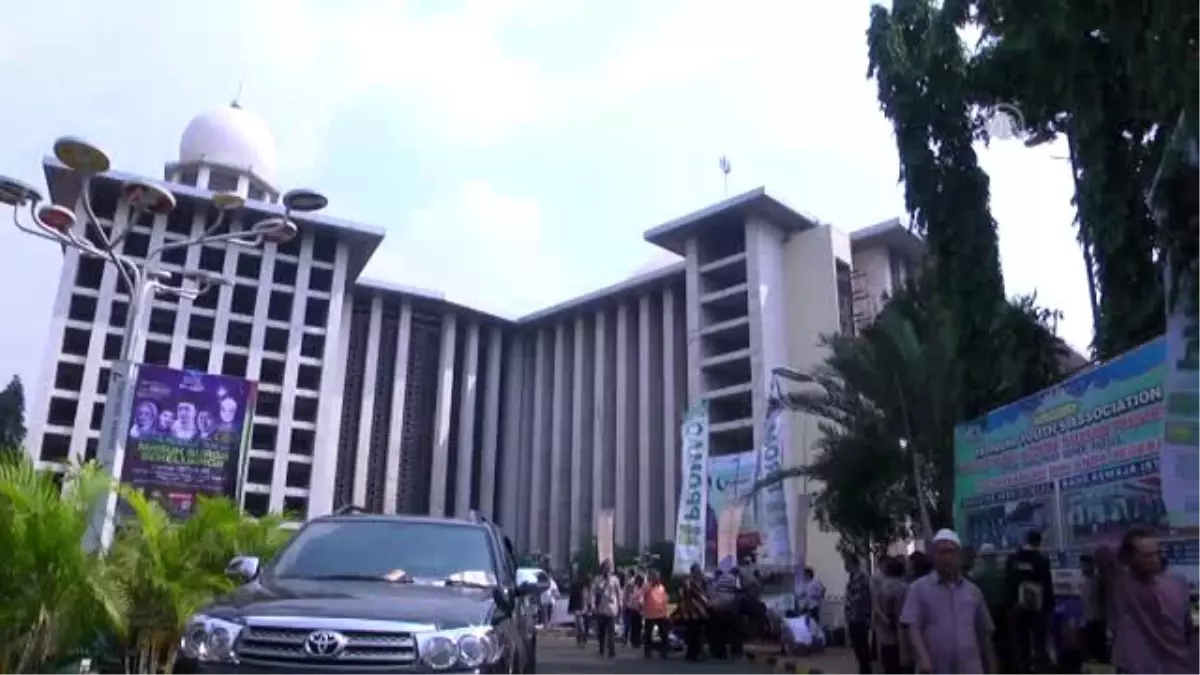 Güneydoğu Asya\'nın En Büyük Camisi: İstiklal