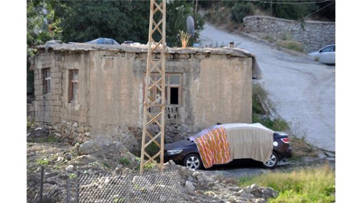 Hakkari\'de Dilenen Ailenin Lüks Otomobili Şaşırttı