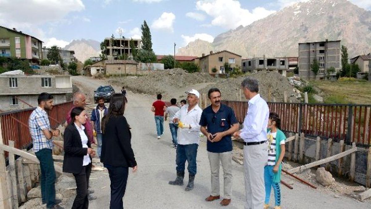 Hakkari\'de Tehlikeli 3 Köprüye Bariyer